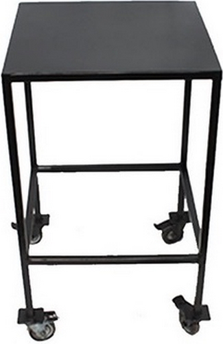 4738-Kovannyj-primangalnyj-stolik-na-kolesah