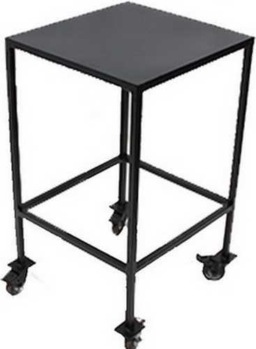 4738-Kovannyj-primangalnyj-stolik-na-kolesah